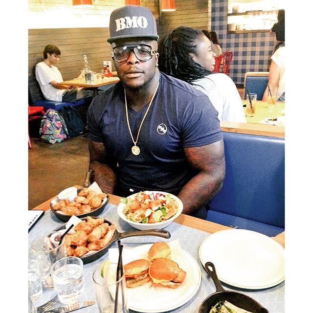 Além de pegar firme na malhação, Akinfenwa também mostra que é bom de garfo