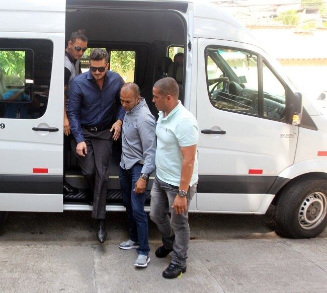 Após brigas com a namorada Emilly no BBB 17, Marcos Harter foi depor nesta quarta-feira (12), na Delegacia Especial de Atendimento à Mulher (Deam)