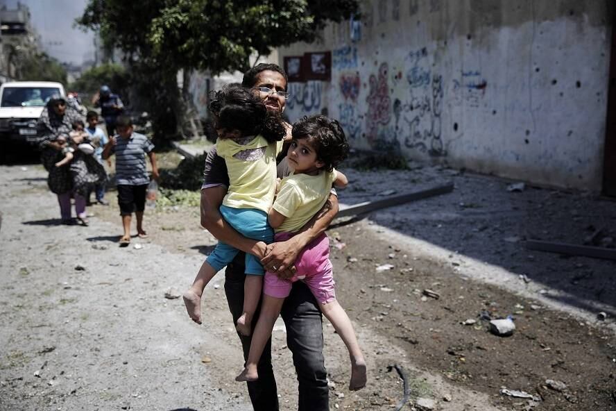Amer Oda chefia uma grande família que vive no bairro de Zeitoun, em Gaza. Crianças de todas as idades se amontoam nas escadas atrás dele ou sentam-se de pernas cruzadas sobre um chão de concreto.

Há o som regular de artilharia israelense ou fogo de tanques na mesma rua. Há, também, o barulho alto de foguetes sendo disparados contra Israel