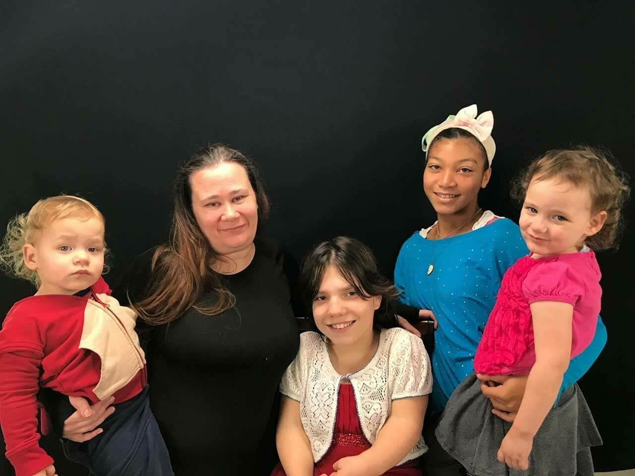 A história da adoção de Natalia Grace, considerada pelos antigos pais adotivos uma 'sociopata adulta disfarçada de criança', voltou a ser assunto ao redor do mundo após o anúncio de uma nova série documental sobre o caso, que será lançada nesta segunda-feira (29). A menina, no entanto, vive hoje com uma nova família, a qual compartilha registros com ela nas redes sociais; veja as fotos
