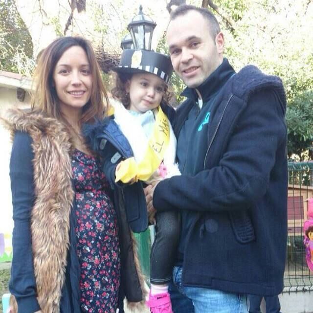 É Carnaval até na Catalunha! O craque espanhol Andrés Iniesta posou com a esposa e a filhinha fantasiada:

— Tarde de Carnaval com a pequena
