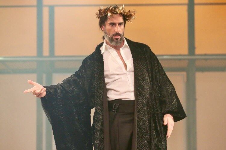 Baseado na obra da consagrada escritora chilena Isabel Allende, Zorro fez um enorme sucesso no West End Londrino e agora, comemorando 100 anos de criação do personagem, ganha uma nova adaptação dirigida pelo renomado Ulysses Cruz, com direção musical de Carlos Bauzys
