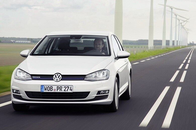 A Volkswagen começou a vender na Europa o Golf BlueMotion, versão de baixo consumo equipada com o pequeno 1.0 TSI turbo (mesmo motor de três cilindros oferecido no Brasil, da família EA211, porém sobrealimentado). Com 115 cv de potência, promete percorrer até 23,2 km/l, consumo superior ao encontrado em até modelos híbridos
