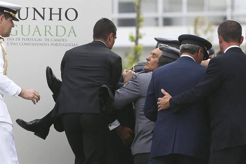 Ele foi imediatamente retirado da tribuna e atendido por uma
equipe médica que estava no local. Cerca de 30 minutos depois, segundo o jornal Correio da Manhã, o presidente se sentiu melhor e retomou o discurso