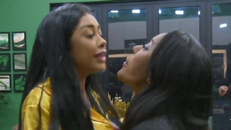 Quem acompanhou o reality lembra que, na Vila, os menores detalhes eram motivos para as
maiores confusões! Incomodada com a embalagem de absorvente no lixo da cozinha, Fernanda Medrado foi tirar satisfações com Carol Lekker, que não gostou nada do papo. Sem conseguirem entrar em um consenso, as duas começaram
a trocar altas farpas e chegaram a ficar
cara a cara