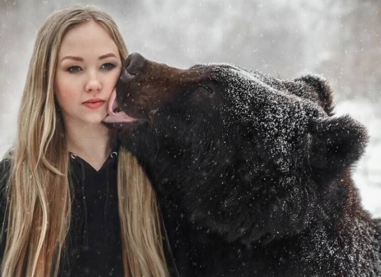 A russa Veronica Dichka, além de modelo e dançarina profissional, é dona de um pet pra lá de peculiar: um urso. Archie foi resgatado do circo há dois anos porque não recebia comida suficiente