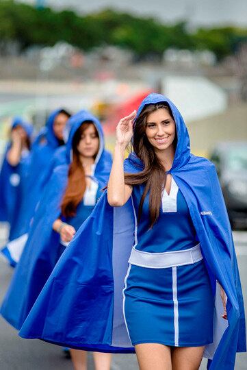 Mas nem assim as grid girls perderam a sensualidade