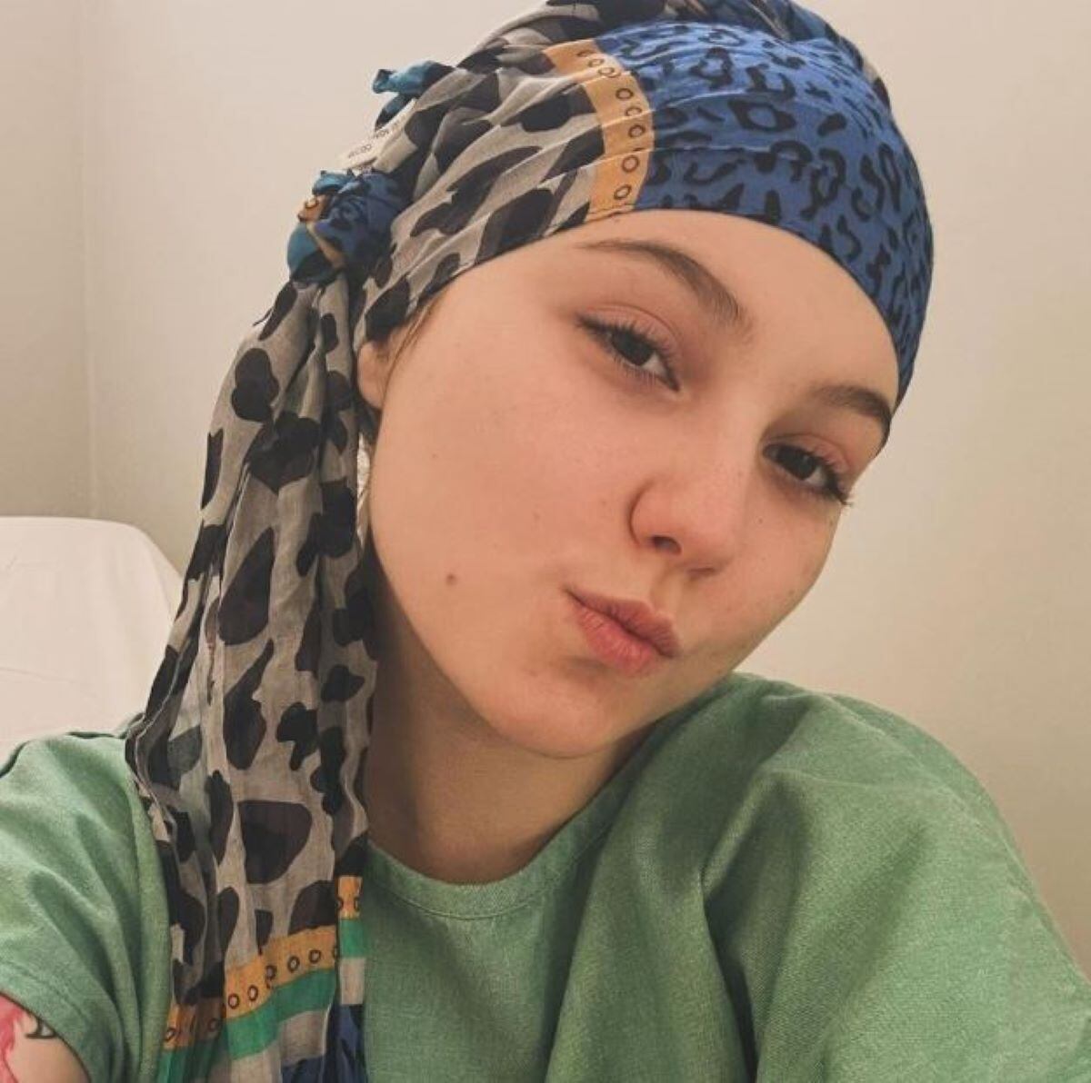 Jovem de 17 anos com câncer terminal e é chamada de mentirosa na web