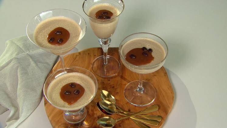 Bavaroise de café com calda de caramelo 

  


Ingredientes: 


1 lata de leite condensado 


1 lata de creme de leite sem soro 


1 pacote de gelatina incolor 


5 colheres de água (para hidratar a gelatina) 


½ xícara (chá) de café coado forte 

 



Modo de Preparo: 


Hidrate a gelatina com agua e deixe descansar;
No liquidificador coloque o leite condensado, creme de leite,
café; 
Aqueça a gelatina para amolecer e coloque no liquidificador junto
com os outros ingredientes;   
Bata até ficar homogêneo;   
Coloque em taças e leve à geladeira até firmar  

Caramelo cremoso 



75g de açúcar

130g de creme de leite fresco 


75g de chocolate branco 

 



Modo de preparo: 


Derreta o açúcar na panela e quando ficar dourado coloque o creme
de leite morno;   
Depois que formar uma calda, tire do fogo e derrame sobre o
chocolate branco;   
Mexa até derreter;   
Deixe esfriar e coloque sobre a bavaroise;     
Tempo de Preparo: 2 horas e
10 minutos