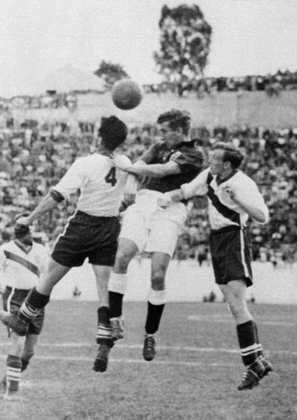 Estados Unidos 1 x 0 Inglaterra — 1950 — A primeira grande zebra das Copas, e até hoje uma das maiores da história, ocorreu no Mundial do Brasil de 1950. A Inglaterra, considerada umas das favoritas do torneio, caiu surpreendentemente para os americanos, em Belo Horizonte