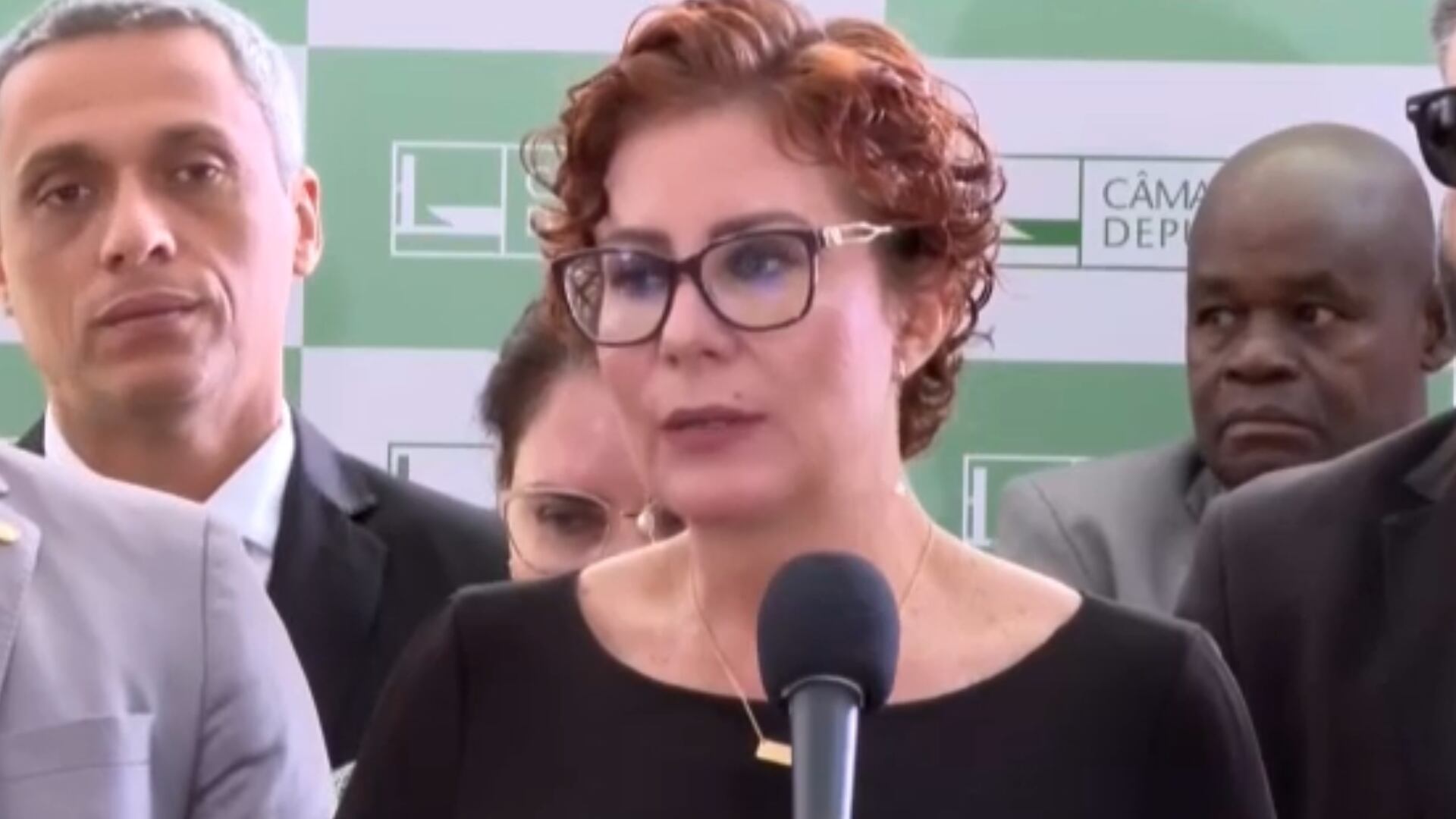 Deputado italiano teria fornecido endereço de Carla Zambelli à polícia; saiba os detalhes da prisão