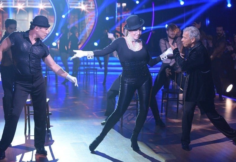 Como quem fala e faz, os jurados deixaram a bancada e ocuparam o palco do Dancing Brasil na noite dessa segunda-feira (29). Fernanda Chamma, Jaime Arôxa e Paulo Goulart Filho apresentaram um número do musical Chicago. O figurino e as cadeiras utilizadas como parte da coreografia transportaram o público diretamente para um nightclub no ano de 1924