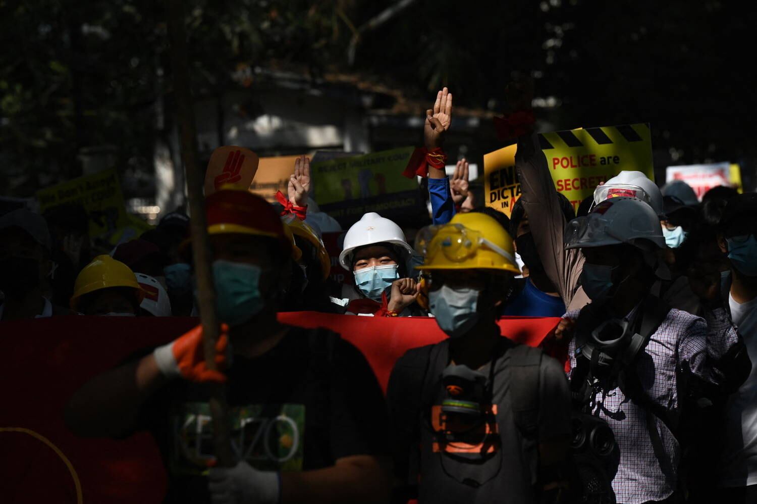 Superando em número os defensores da junta militar, os
moradores responderam e conseguiram deter alguns deles, que estavam com
cassetetes, navalhas e estilingues, contou à AFP Aung Zin Lin, de 38 anos, que
mora na área do protesto