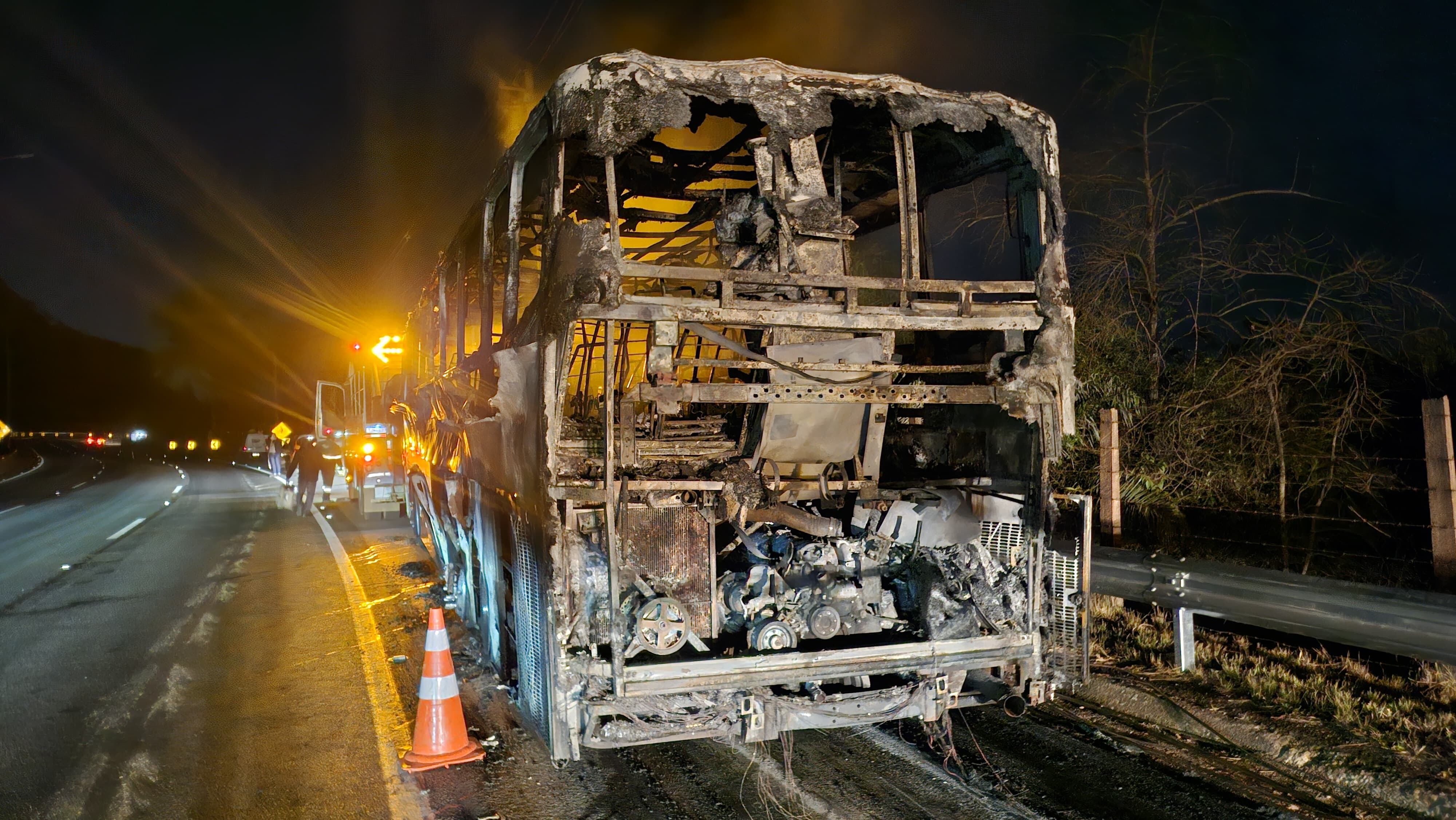 Ônibus com torcedores do cruzeiros pega fogo na BR-040