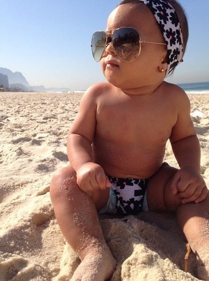 Essa show de fofura que aos dez meses de vida curte praia de faixa na cabeça e óculos escuro é Lara, filha do atacante Adriano Imperador com Renata Fontes