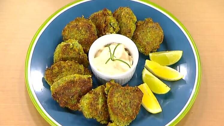 Bolinho gourmet
Na cozinha do Hoje em Dia, nada é desperdiçado. O Chef mostrou que as sobras da geladeira podem surpreender. Além de delicioso, esse petisco é muito nutritivo e vai conquistar até aos paladares mais exigentes. A base de tudo é feita com os restos de legumes ou vegetais, carne e temperos. Para juntar os ingredientes, é só adicionar um pouco de farinha e azeite, e triturar tudo. Para servir, separa a massa em bolinhos e frita da forma como preferir até dourar