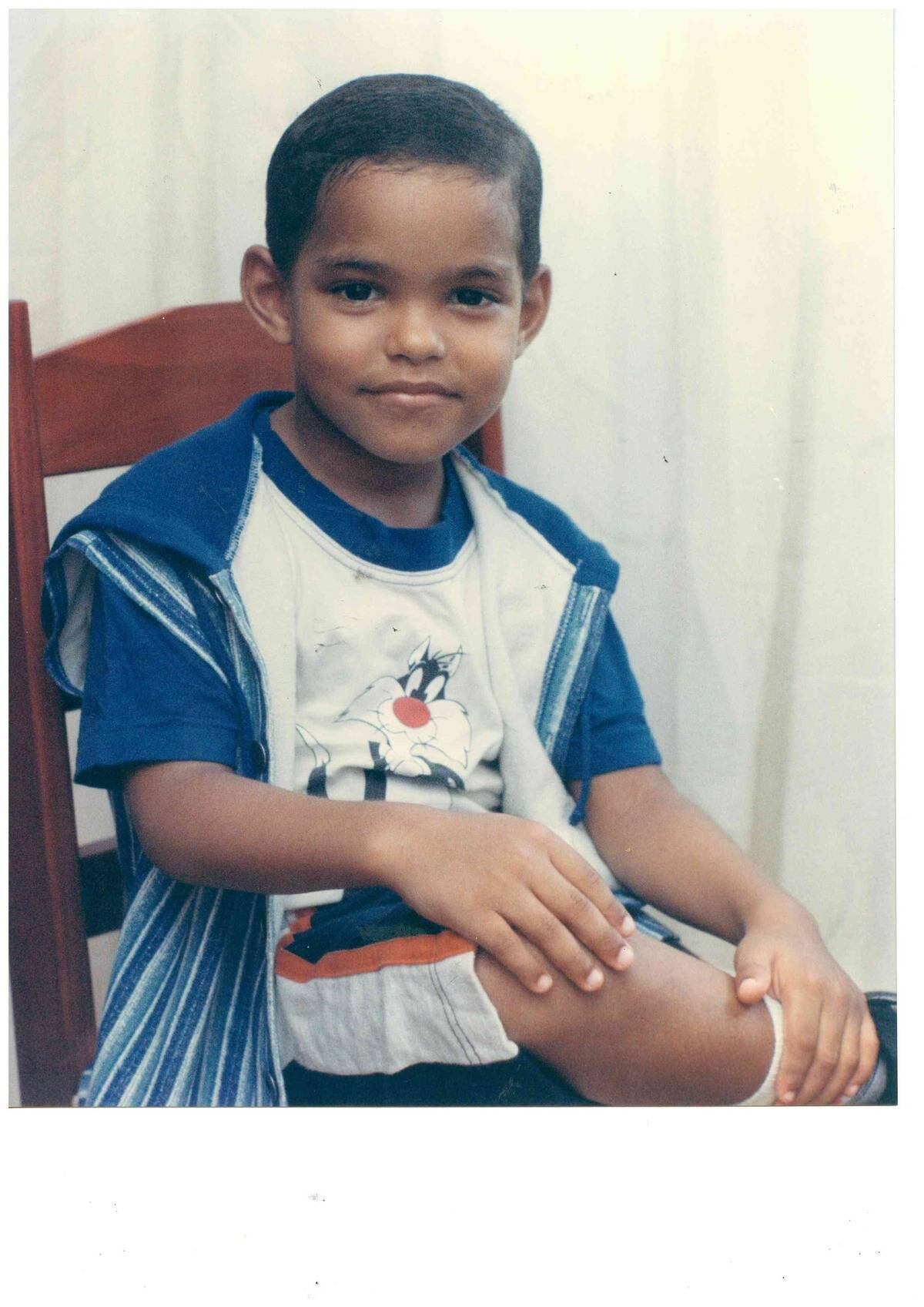 O morador de rua trabalha como reciclador “para passar o tempo”, mas a forma que escolheu para conseguir sobreviver foi cantando nos ônibus e ruas de Salvador. No dia a dia aprendeu a conviver com os percalços e administrar a frustração de ser hostilizado enquanto canta em alguns lugares, mas sabe que sempre há alguém disposto a valorizá-lo.
— Muita gente fala mal, manda calar a boca, mas já vi muita gente falar bem, me aplaudir. Isso me traz muita alegria.