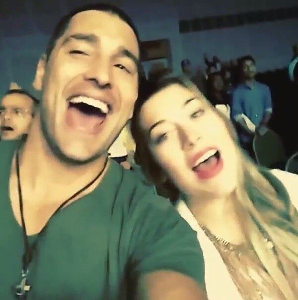 Victor não está preocupado se canta bem ou mal, ele simplesmente solta a voz em vídeos bem humorados, que fazem bastante sucesso entre os seus seguidores