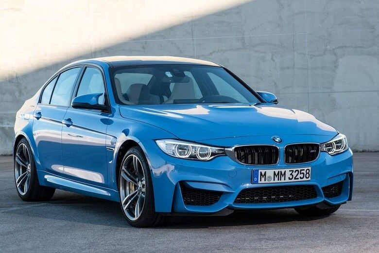 O visual do sedã é marcado por linhas musculosas e agressivas. Destaque para as enormes entradas de ar no estilizado para-choque dianteiro  