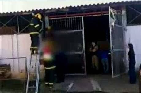 Homem caiu em uma grade de ferro com lanças