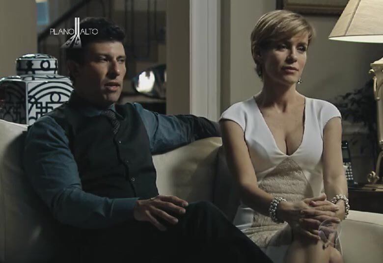 Durante uma reunião política
com Guido, João e Carlos Alberto, Júlia conta que descobriu que o deputado
Luisinho Papudo não é santo e pede paciência para juntar as provas
+ Manifestantes pedem a renúncia de governador. Assista!
+ Conheça os personagens da minissérie Plano Alto
+ "Fizemos milagre e superamos obstáculos", revela Ivan Zettel, diretor da minissérie