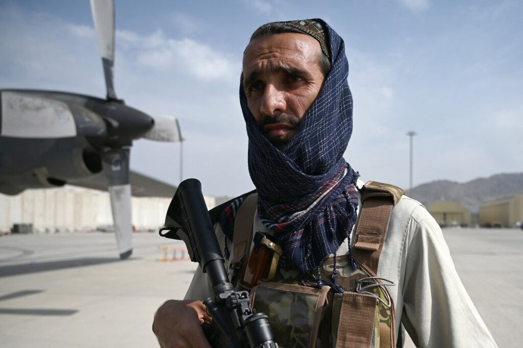 Membro do Talibã no aeroporto de Cabul após as tropas estrangeiras deixarem o Afeganistão