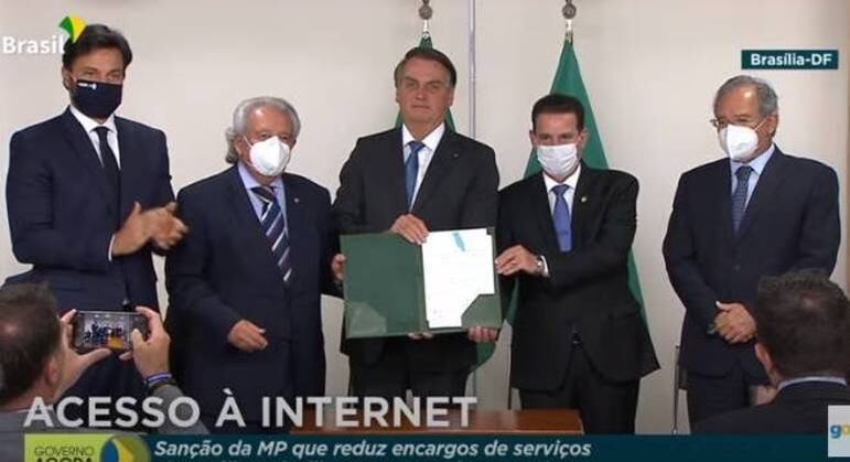 Ato de sanção de lei que reduz encargos de antenas de internet por satélite