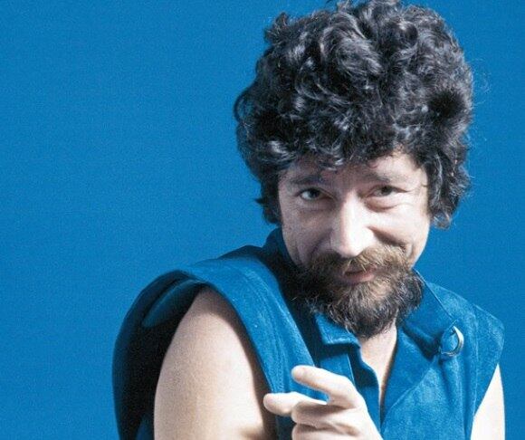 Em 1974, Raul Seixas e Paulo Coelho criaram a Sociedade Alternativa. A ideia foi baseada nos preceitos do ocultista britânico Aleister Crowley, praticamente repetindo o chamado Livro da Lei. "Faça o que tu queres, pois é tudo da lei", diz um trecho da letra do hit Sociedade Alternativa, de Raul e Paulo

