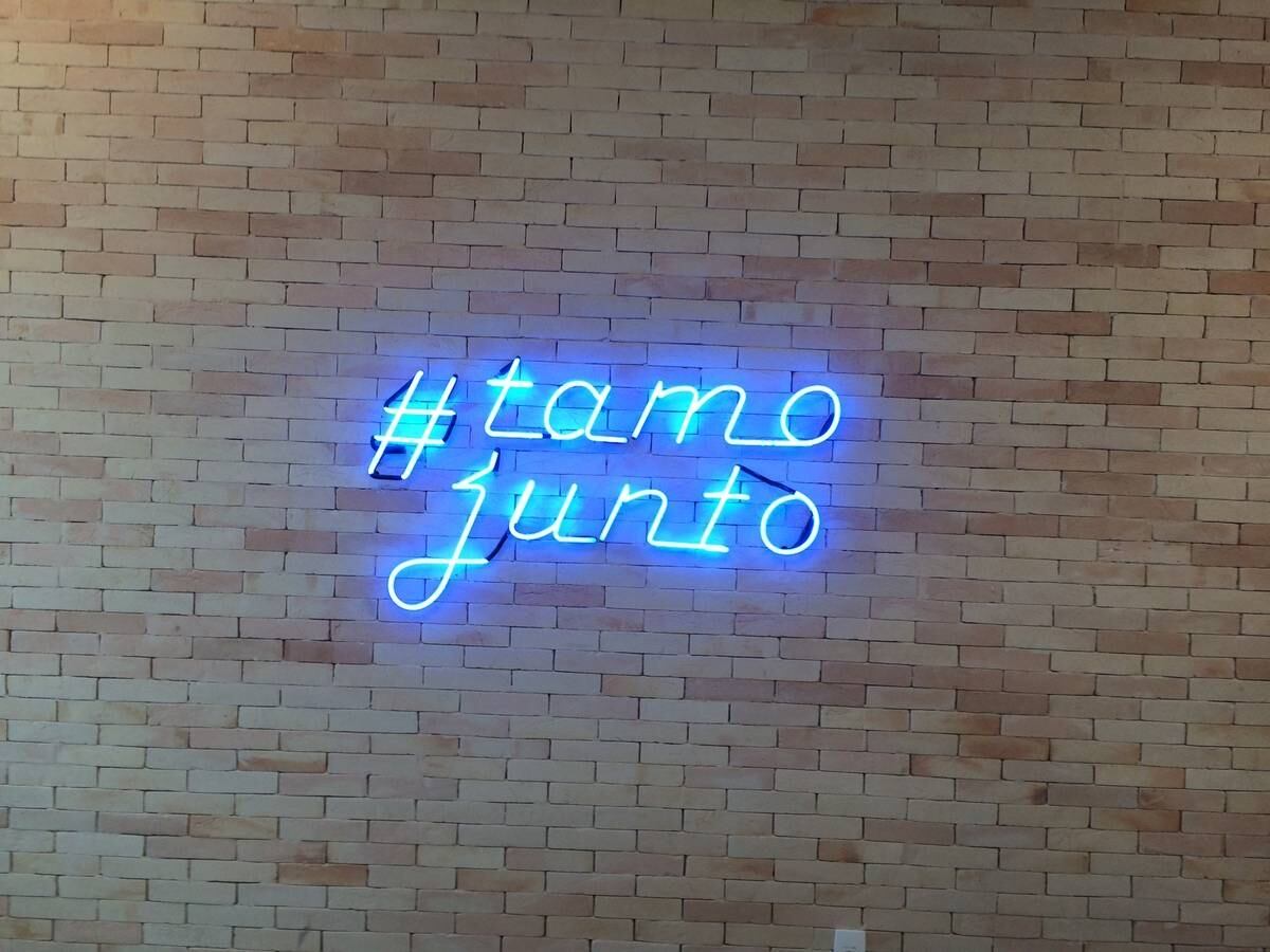 Outra marca registrada da rede social: as hashtags com expressões usadas pelos funcionários e usuários brasileiros, como #tamojunto (foto) e #vamoquevamo