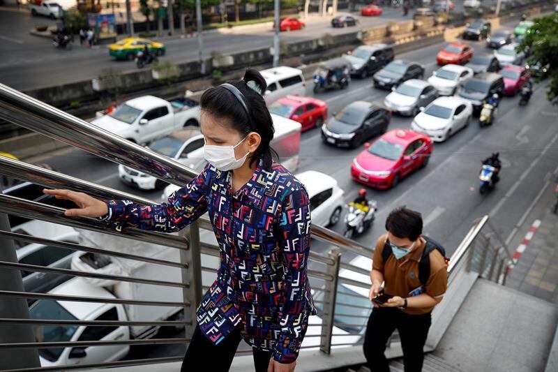 A OMS (Organização Mundial da Saúde) desaconselha a exposição durante mais de 24 horas concentrações superiores a 25 µg/m3 deste tipo de partículas diante do risco de doenças respiratórias, cardiovasculares e câncer. A estação seca (entre outubro e abril) aguça a severidade da nuvem tóxica que as autoridades atribuem ao intenso tráfego, à construção, à atividade industrial e aos incêndios provocados pelo setor agrícola