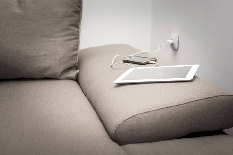 Essa regra vale para aparelhos eletrônicos. Na hora de carregar o celular, notebook ou tablet, deixe-os no chão ou em alguma superfície que não pegue fogo com facilidade. Se você tem o costume de deixar no sofá ou na cama, saiba que, em caso de uma sobrecarga de energia, a bateria poderá explodir, causando um incêndio