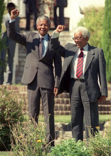 Mandela
e seu colega de prisão na ilha Robben e secretário da ANC, Walter Sisulu,
acenam do jardim da residência do arcebispo Desmond Tutu.

Após a prisão na ilha Robben, Mandela foi transferido para a prisão de Pollsmoor, na
Cidade do Cabo, em 1984. Quatro anos depois foi transferido para a prisão Victor Verster, onde
ficou até ser libertado, no dia 11 de fevereiro de 1990