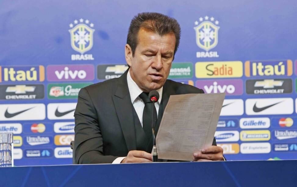 Este é o sexto corte sofrido pela seleção brasileira ainda
em sua preparação para a Copa América: Ricardo Oliveira (Santos) deu lugar a
Jonas (Benfica), Douglas Costa (Bayern de Munique) foi cortado para a vaga de
Kaká (Orlando City), que acabou cortado para a vaga de Paulo Henrique Ganso
(São Paulo), Ederson (Benfica) foi substituído por Marcelo Grohe (Grêmio) e
Rafinha Alcântara (Barcelona) cedeu a posição para Lucas (PSG), Luiz Gustavo (Wolfsburg) pediu dispensa e deu lugar ao jovem Walace (Grêmio)
