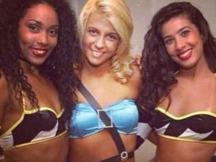 Carla Perez integrou o primeiro time do É o Tchan! A loura
requebrou por dois anos com a equipe. Quando entrou, a lourinha tinha cabelo
bem repicado e nariz “batatinha” 