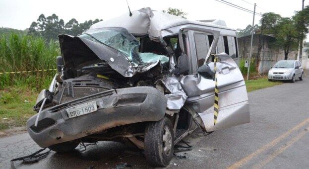 Van fica totalmente destruída após acidente com ônibus na manhã desta segunda-feira (11)