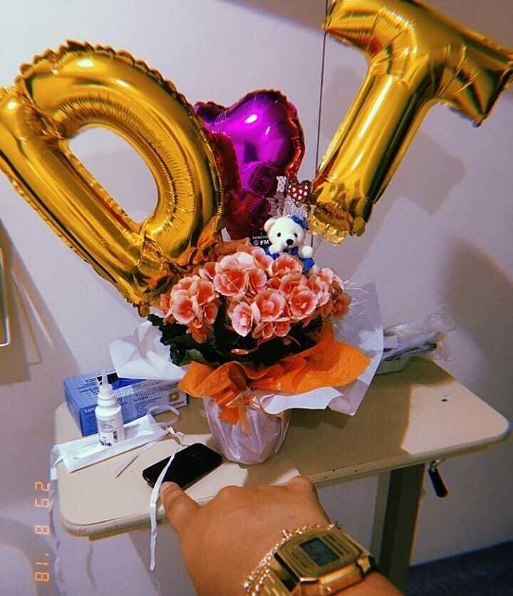 Ela ganhou flores e bexigas
