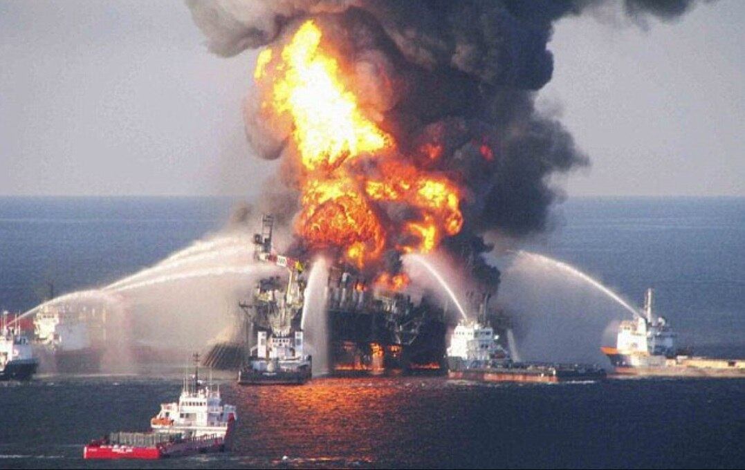 Explosão na plataforma Deepwater Horizon em 2010