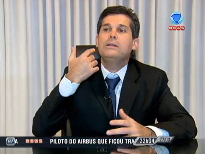 “A paciente abre a boca e por dentro é feito um corte de
dois centímetros para pegar a bolsa de gordura”, explicou o especialista