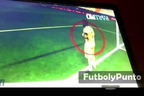 Depois levanta o uniforme e guarda o papel na barriga