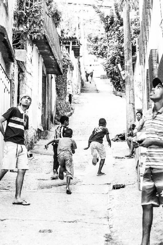 Além das fotos divulgadas na página, Horacius faz exposições em varais pelas ruas, antenas e becos das favelas. O objetivo é que os personagens das fotos se reconheçam e observem os locais onde moram. O fotógrafo garante que vai expandir o projeto.

- Tenho muitas ideias e vontade de ver o projeto atingindo as quebradas do Brasil e quem sabe, com muita humildade, outros becos, outras ruas do mundo inteiro!
