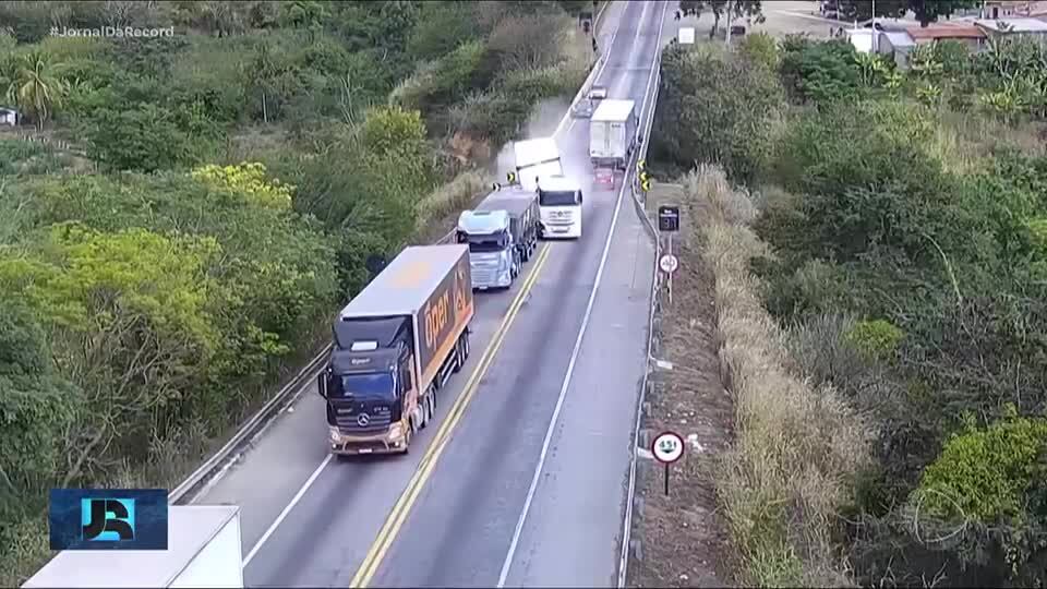 Minuto JR: Carro cai da ponte ao ser atingido por caminhão na BA