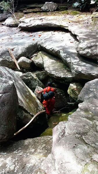 As informações sobre o paradeiro do turista podem ser
repassadas para o Corpo de Bombeiros através do número 75.3625-8836, a ACVVC
através do número (75) 3344-1087, a Acvl Lençóis, a Cifa Andarai,  a Polícia Militar ou a Polícia Civil
