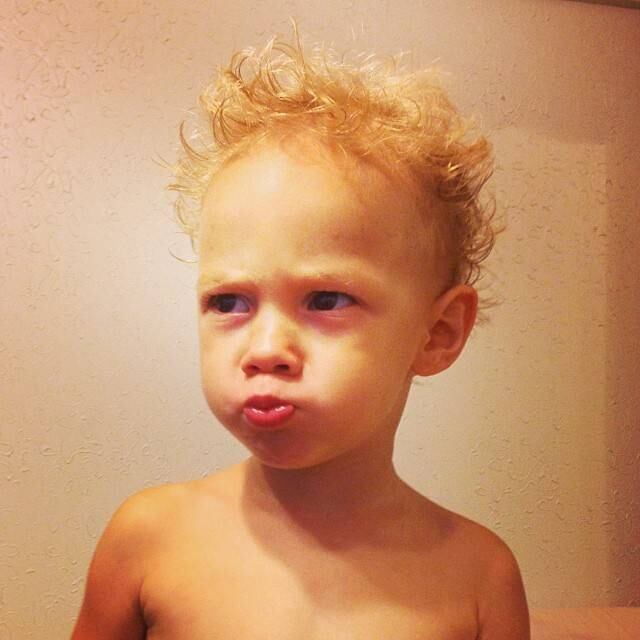 Em outro momento, Carol posta foto do filho bravo e descabelado. Mesmo assim, parece que está posando, não é? 