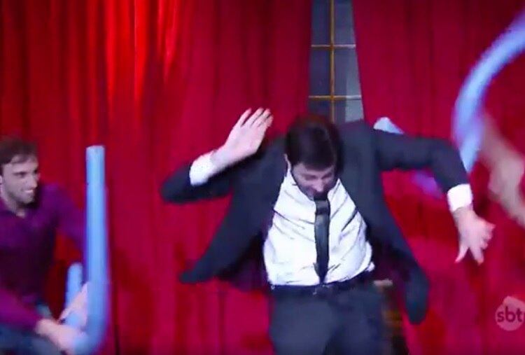 Nesta última terça-feira (14), Danilo Gentili começou o programa The Noite, no SBT, "levando porrada" dos amigos