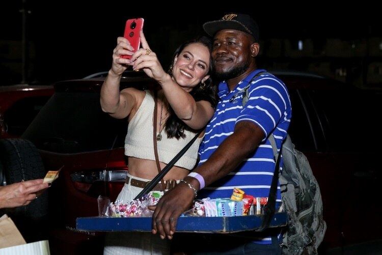 Simpática, Paolla Oliveira também tirou selfies com os fãs