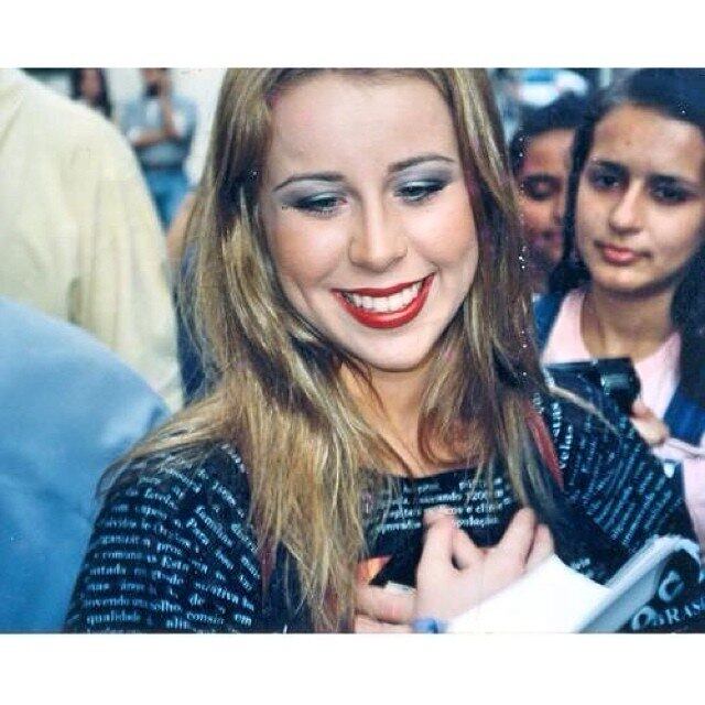 O sorriso dela era cativante.
— Diane Dantas, a eterna Lady Di. Uma das Paquitas mais amadas de todas e uma das maiores incógnitas até hoje. Tem alguém aí que sente falta dela?