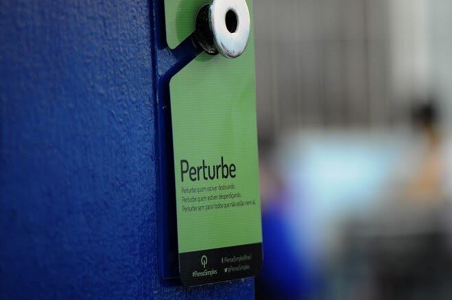 O aviso de porta convida a todos a encherem o saco das pessoas que não tomam medidas para proteger o meio ambiente. Perturbe mesmo!!