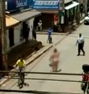 A moradora que gravou o vídeo e enviou para a Rede Record Brasília disse que não quer ser identificada, mas contou que a mulher tirou a roupa no meio da rua e a ficou pelada, segurando as roupas nas mãos, de 9h até as 14h. Ela ainda xingava quem a mandava vestir as roupas. Leia a matéria completa