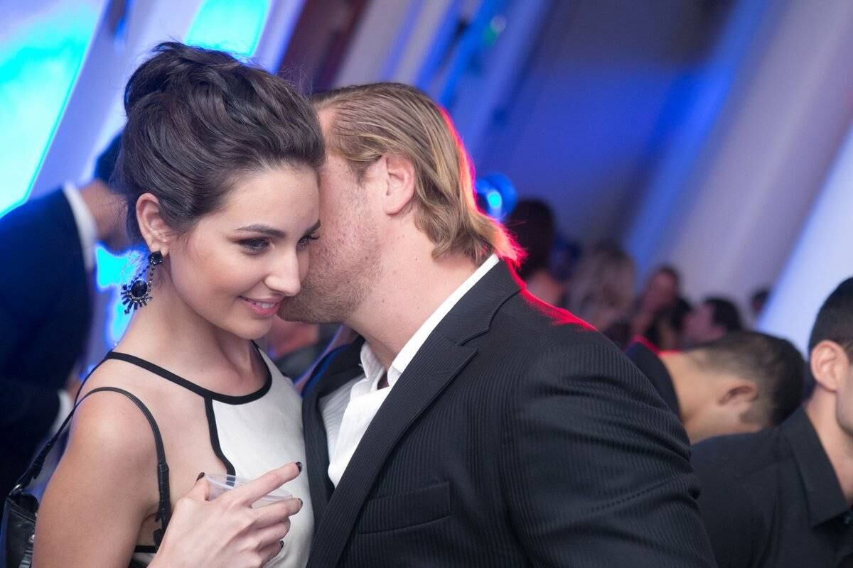 Outro casal que aproveitou a noite para beijar muito foi o ex-BBB Diego Alemão e Raquel Lazzerini