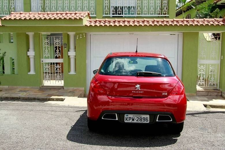 O Peugeot 308 tem como rivais na categoria dos hatches médios os modelos Fiat Bravo, Volkswagen Golf, Ford Focus e Chevrolet Cruze Sport6  

ACELERAMOS O PEUGEOT 308 COM CÂMBIO AUTOMÁTICO DE SEIS MARCHAS! CONFIRA O TESTE

Saiba tudo sobre carros! Acesse R7.com/carros
E confira os melhores preços de novos e usados em r7.icarros.com.br 